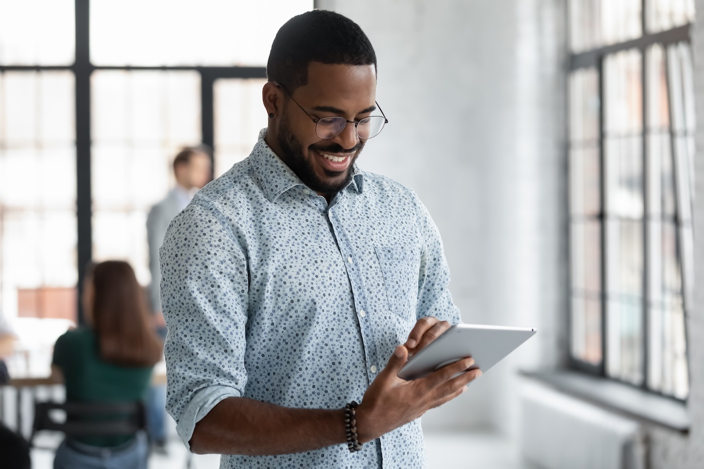 Happy Black male employee reading on digital device screen, using on tablet pc in modern office. African American manager shopping on internet, making video call. Developer testing online app SSUCv3H4sIAAAAAAAACpxTSW7kMAy8DzB/aOgcAtpsSfnKYA7U4m4hbiuw5QRBkL9HXqOe4xwMiEWxWCzRn79/XS7E4hQdeb58LlGJY9/PUx4xxzQUmD7t+BgGH8YaeRtFS2sg+JjTGLGvQYvZ3Qa8hwIOc98v8NeaJFPGPE9hWrrvkMMcroVjA0+KTeKfLb4ciTVZKkqKkKcKm2a7Yge0kf9X5Xb4e0yD1zC4jx9tBfJjwPuU4zrhKbEkVPNAzTh/iJU5uxz0S4Me7x//ED2UtZabRngFXGsOkjYGLBUGPFfGa8GYsP6HeDusU+wOj6EPuJm+9yAtais1C+AFdSCdUIBKcOiMkg1lbbDoDg2kUUIbIx14HShI5Smg9wZ00ELaoLUV7Lxs27ZhjZPgrFEgmQ6gW2qAWym8brTuOK5iNwfIy3sO471eCJx9TNUuvCWH/XJBVDO9jtHF4VqVpXxbl/Uoc2ke8rgYe7pJ+pRe0fbLs3WFMxz4DaepXPcHXjVy5ddI96rPkPJq5c5KfNnfJWSCt4IqZYTkjSrf7sm+87dYeFY5B1GJ3Uv09ehxUUBcp8pDawraSwuyeAbGuQ6wU8b6VjJsFwu/vgEAAP//AwA4SYJ9zgMAAA==