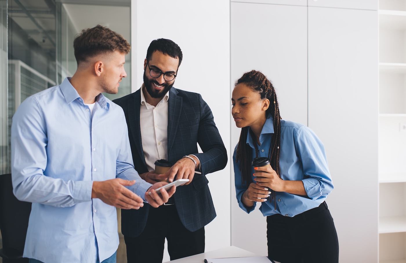 Diverse male and female colleagues using cellphone device for making online booking and banking during cell trade exchange, successful partners in smart casual clothes talking about website in office SSUCv3H4sIAAAAAAAEAJ2Ry27DIBBF95X6DxZrWzJJ/OqvRF2MYWKjYKgAN4oi/3t52BHr7phzmWHu5fX5URRkBCsY+SpeofK1kHK1zoATWnlclzs3qDianCAXThsBMocjODYrWNBDtUoZ8BZFYh241aINj+2IgcPJz0jwPSJtdE11cQhR9B1eIqTMmF3HyA60lf/uTIfvww1MqNgzLpwZMSgRkpFrukruD4dmya3ByoXOXP1qBjJcOGeTfoxgQk1Zm3ZzTPmdkP8MvWRAaRdf3o0Q7iMMJT2f+ssw1E1Hm5q2XTuQI3bN7oLnu6WfmIWXzDPjgodJN94hBQ4V1pxXl7Fpq57RoWKspdBD3XbjzSe2/QFT5TOLQAIAAA==