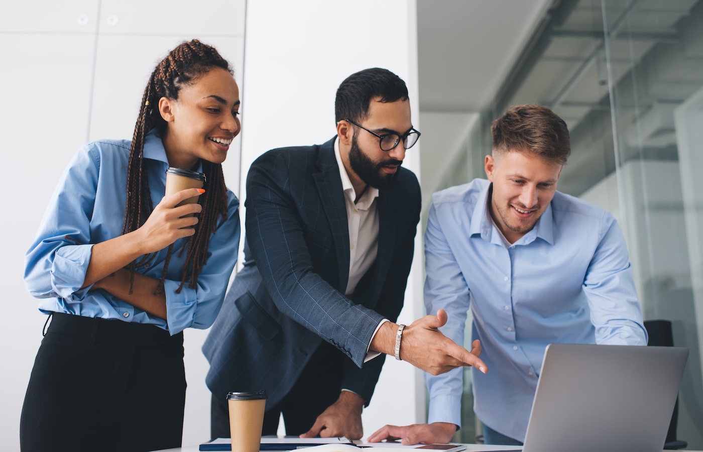 Skilled male ad female colleagues discussing business information during involved brainstorming in corporate office, diverse employees browsing website on laptop technology using WIFI internet at desk SSUCv3H4sIAAAAAAAEAJ2Ry27DIBBF95X6DxZrWwI/4rq/EnUxPGyjEKgAt4oi/3t52BHr7phzmWHu5fn+VlWIgpMMfVbPWIVaKrU5b8FLowPG9cGt0FzYkgguvbESVAkpeLZquIsA9aZUxHsSkfPgNydcfOxADLxYwowMXyPyRtdcV6eQxNARJITqgrmNJnaivf53Zz58nW5gEZo90sKFESuUgGzkmq+i268X9l5ag41LU7j6MQxUvNAVk76tZFIvRZvxa0r5lVD4DHMvgDY+vXwYQTxEGEvStR/9NOFhJAMml/EyoTN2w26Sl7vln1hlkOyj4JLHSbQf6EBw2+AO5qan49zQWZAGYzJjzCjwdg6J7X/IvWJXQAIAAA==