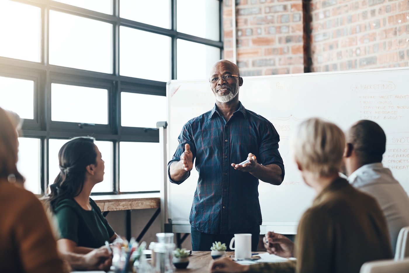 Senior business man doing presentation, planning and talking in a meeting, seminar or training workshop in a boardroom. Manager sharing ideas, teaching and coaching new employees during conference. SSUCv3H4sIAAAAAAAAA21Sy47cIBD8F85zMPgxnvmVKIoaaI/RGtoCvFlnNf+eBkbK81bVoquryv4UGpIz4v4p3LYdKUfIjoK4dxcRMViMFb7HfuoqQusyRQdbZRqyWQN4FHeRVqL8bZZyGKV4XkTKkI+EibWZGcj44MXKfx3lMa8Kfn3oAvhl99/5s/jZEKrgF7F08zhdB7MofjMqKacZbv3AZO7nQS2DNl0hyuB16mCYmKBUnZ5R95aJGgDlON7kjcmy3G5Tr3qlmQzLdQbsjVnE14t4+54x+lcIOKyjBvfojAuPRiivpaiakzskXyKk9ci8y9S8Fd6aC5QxnzsXJjncYjhQOLwu60IqNctuHGra8jC1Dix392qjdro6Fo1nO1j1nX05PPaNwOZiUoAlja/z5dgffnhgI4JP2flmBjbwZ0V4IvqKPKW8r5QpVXrC6Z2JVMlOwY4VGdroiJo+2hxCqcNzXmh3cKfkftfR7lFt1FGT2NxuEbbSQ9FwHxleDsr/yF/eY8ht20D4azv9O/pBFKCJWZcSbe8tpVR9XBg9nz8BKgf1x/sCAAA=